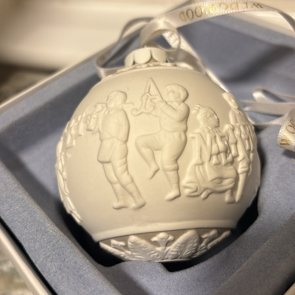 Wedgewood Merry Christmas & Happy New Year Ornament With Box - Picture 5 of 10